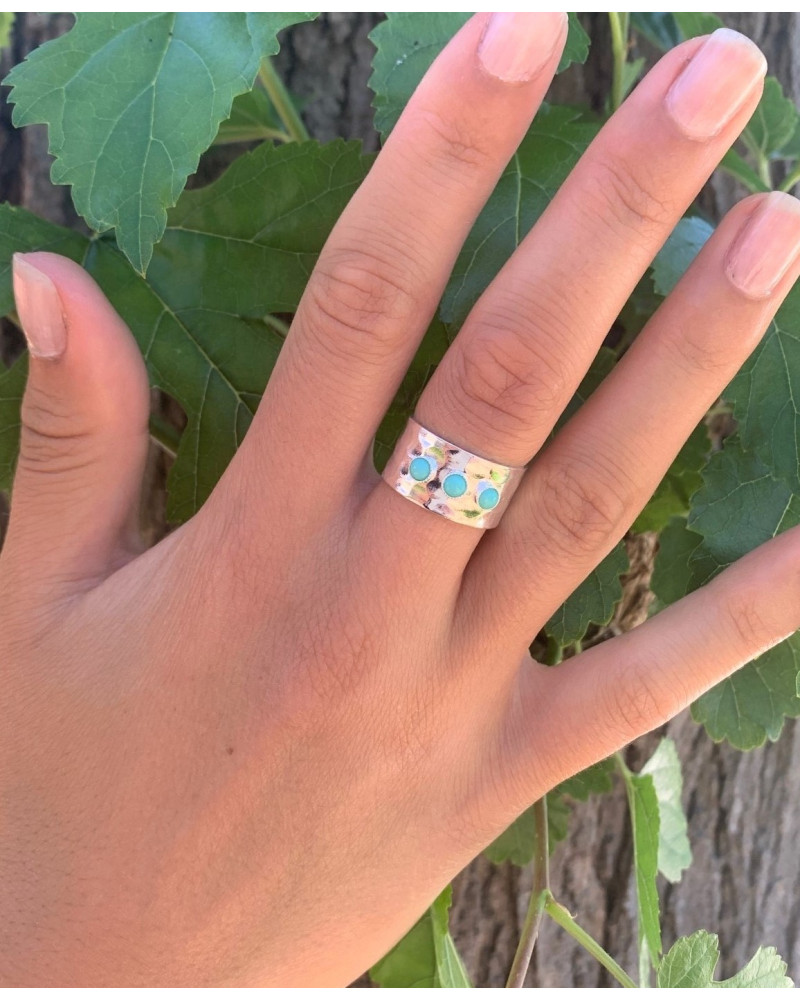 BAGUE MARTELÉE 3 CABOCHONS