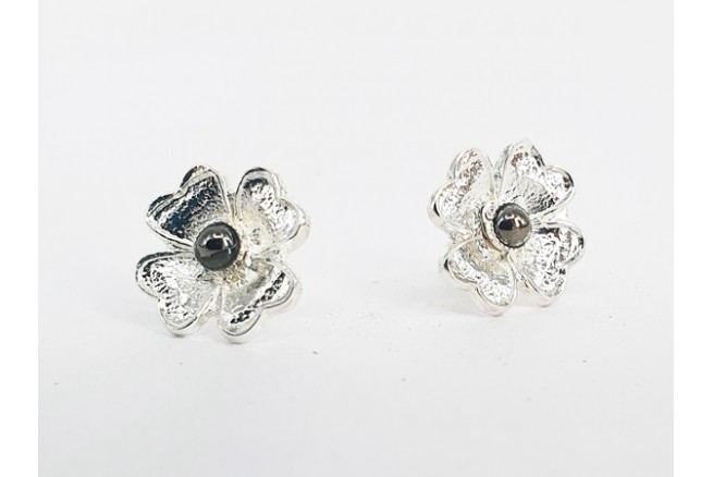 clous d'oreilles fleur Véronique avec cabochon 3 mm