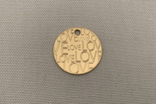 Médaille inscriptions "love" dorée diamètre 26 mm