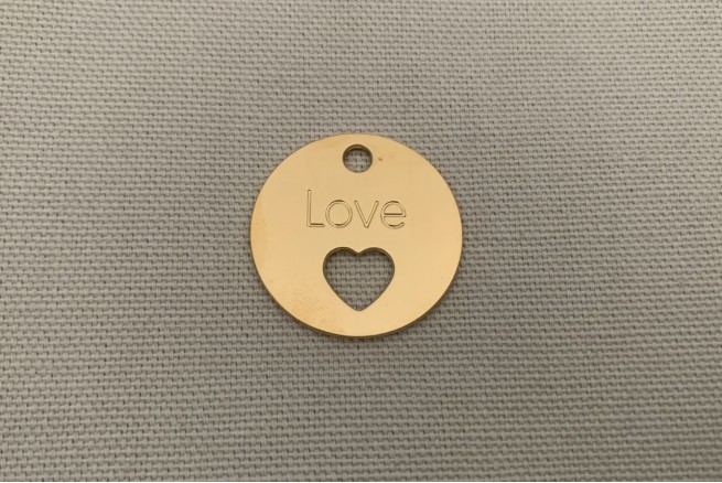 Médaille cœur "Love" dorée diamètre 26 mm
