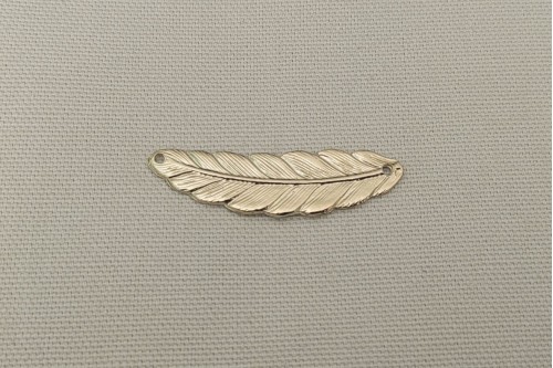 PENDENTIF CONNECTEUR PLUME DOREE 50%