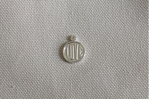 Médaille LOVE diamètre 10 mm bordée
