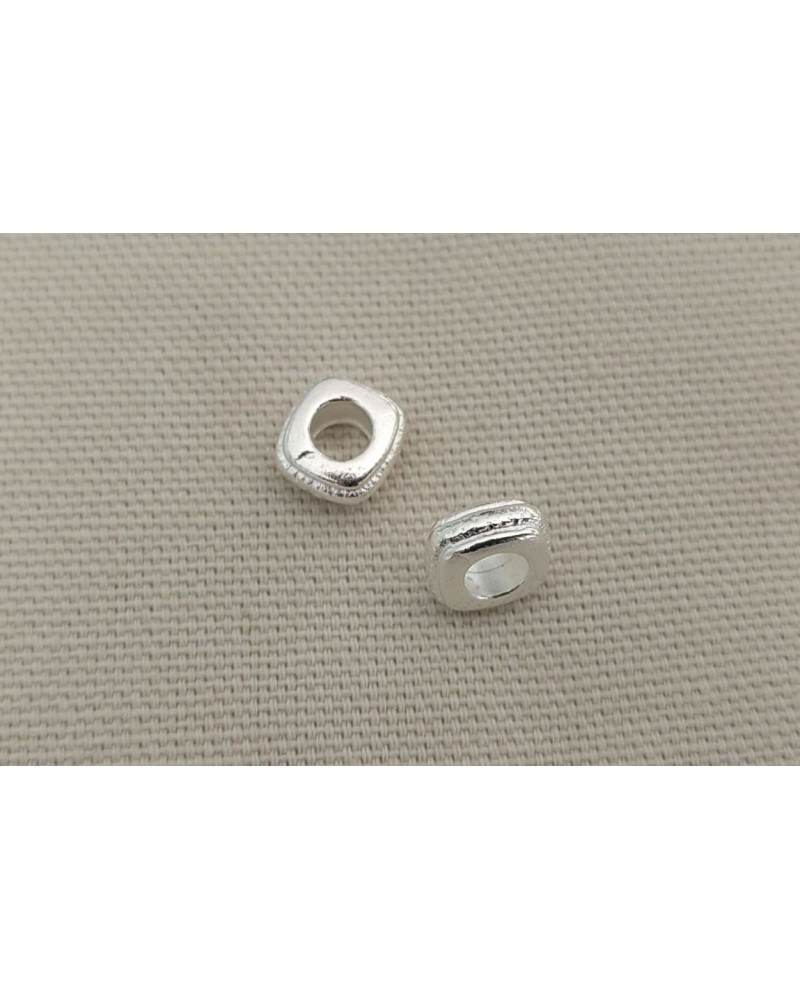 perle carrée avec liseré