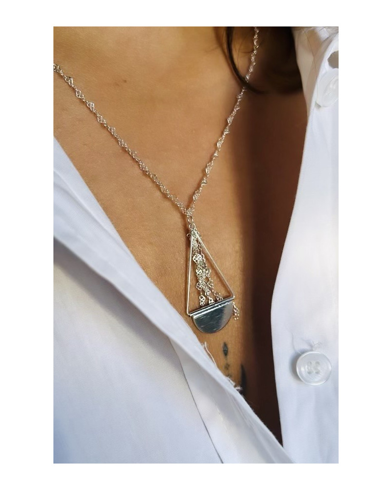 Pendentif triangle avec demi-cercle mobile