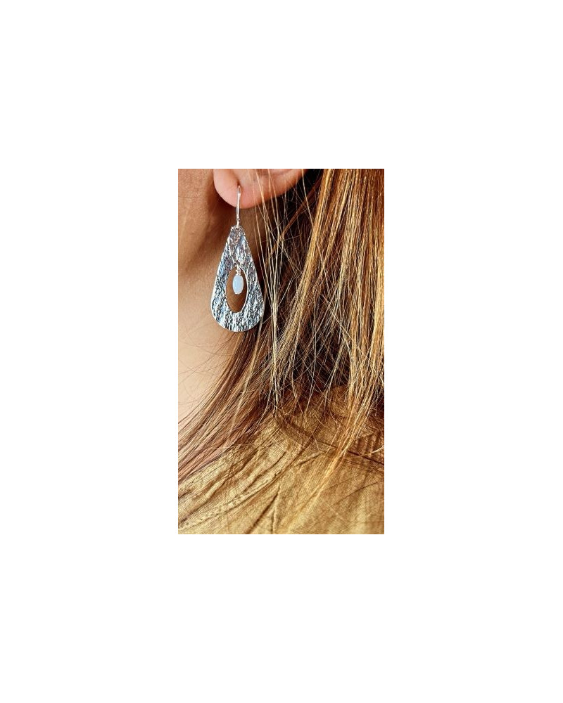 Pendentif goutte martelée ajourée avec double perçage