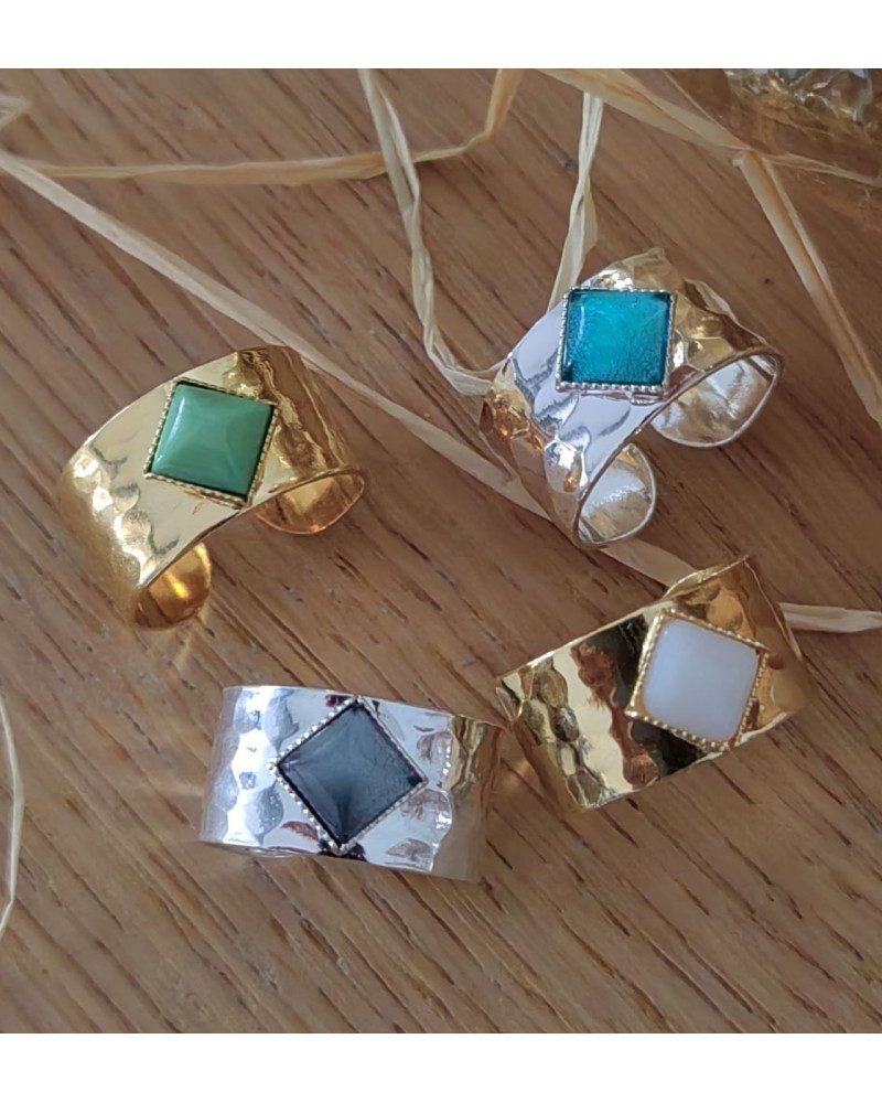 BAGUE MARTELéE CABOCHON CARRé