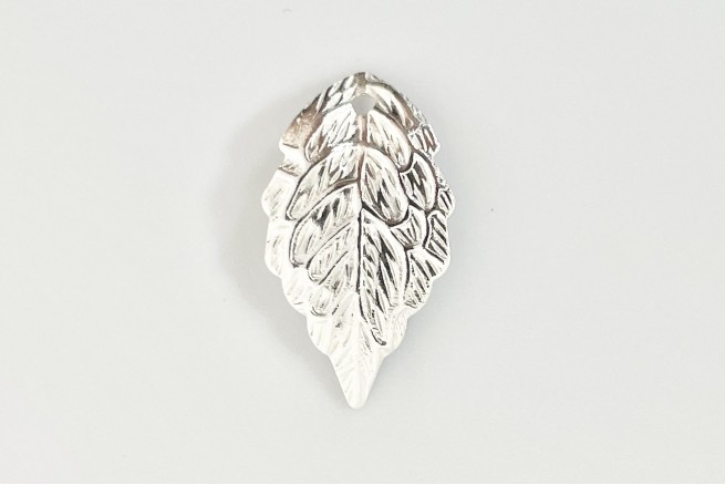 Pendentif feuille nervurée argenté