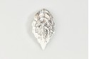 Pendentif feuille nervurée argenté