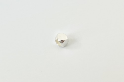 Perle cube argentée 4mm