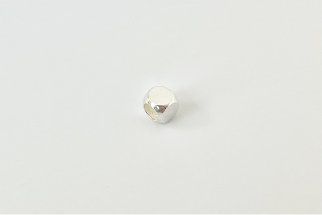 Perle cube argentée 4mm