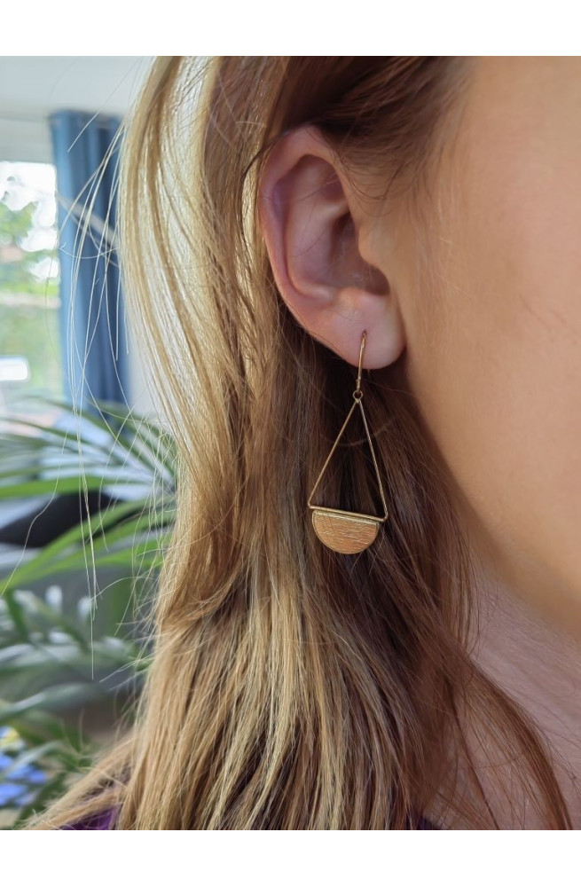 Pendentif triangle avec demi-cercle mobile finition:Dore or fin 24 carats