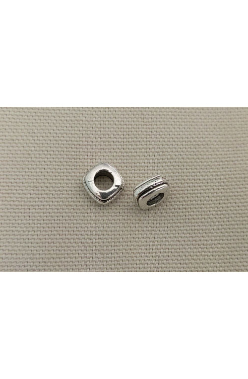 Perle carrée avec liseré n°40 finition:Argent antique 10 microns