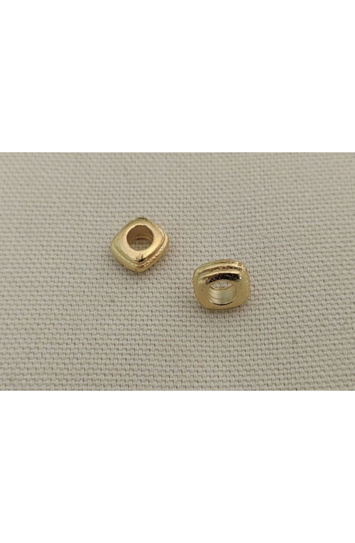 Perle carrée avec liseré n°40 finition:Dore or fin 24 carats