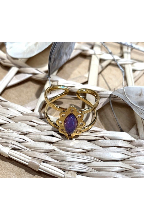 Bague jeanne avec 1 cabochon navette 8x4 mm 50% finition:Dore or fin 24 carats