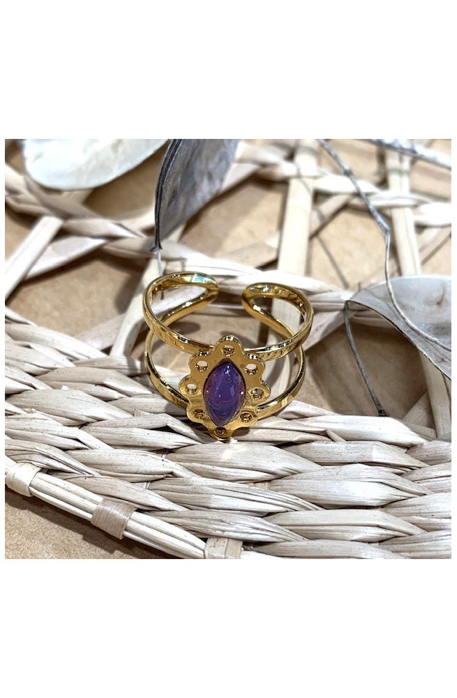 Bague jeanne avec 1 cabochon navette 8x4 mm 50% finition:Dore or fin 24 carats